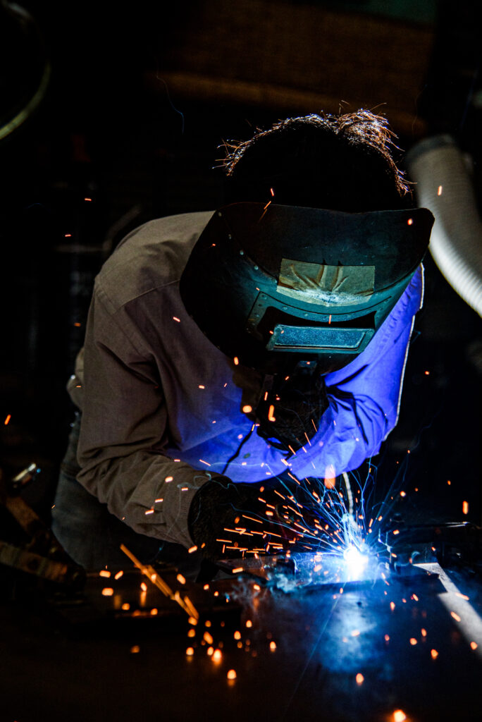 建築金物の溶接の様子
